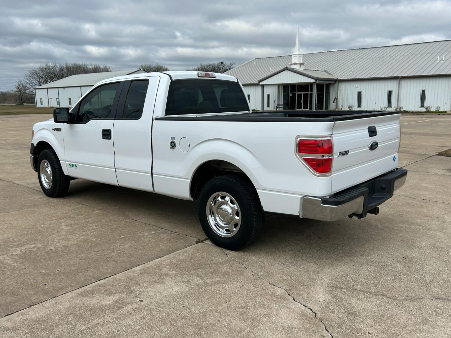 2014 White /Gray Ford F-150 (1FTEX1CMXEK) with an 3.7L V6 DOHC 24V engine, 6-Speed Automatic transmission, located at 17760 Hwy 62, Morris, OK, 74445, (918) 733-4887, 35.609104, -95.877060 - 2014 FORD F-150 XL SUPERCAB 6.5-ft. BED 2WD 3.7L V6 FEATURES KEYLESS REMOTE ENTRY, POWER LOCKS, POWER WINDOWS, AM/FM STEREO, SIRIUS XM STEREO, CD PLAYER, AUXILLARY PORT, HANDS-FREE BLUETOOTH CALLING, CRUISE CONTROL, TRACTION CONTROL, MULTI-FUNCTIONING STEERING WHEEL CONTROLS. HAS 175,444 MILES WITH - Photo#6